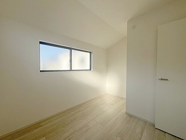 スタイリッシュなデザインと快適な居住性を兼ね備えた洋室。広々とした空間は、自分らしいインテリアを楽しむことができるほか、リラックスした時間を過ごすことができそうです。