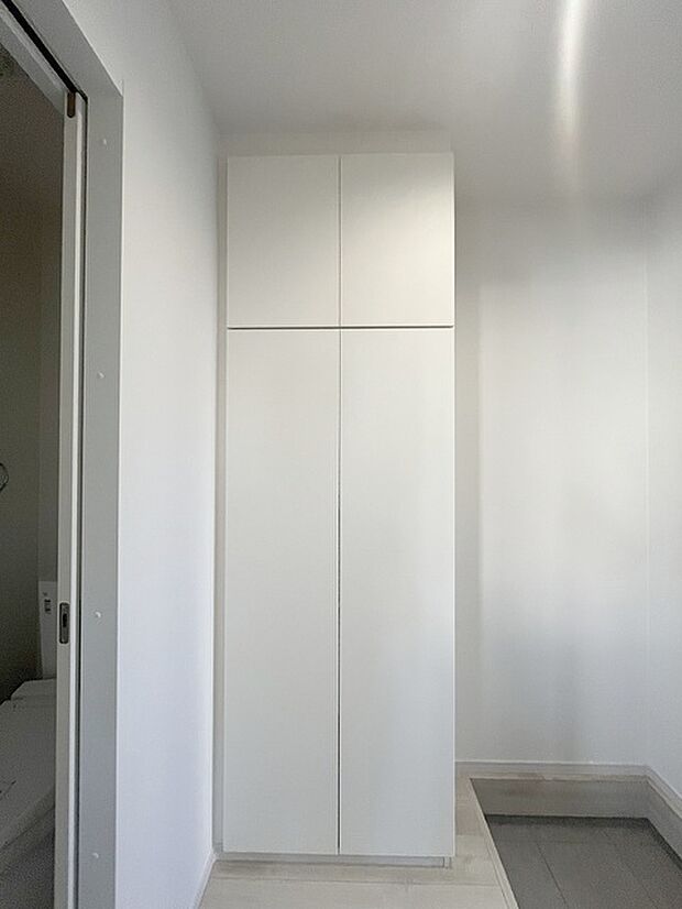 玄関は家の第一印象を左右する重要な場所。ほどよい広さとスタイリッシュな色遣いが印象的です。