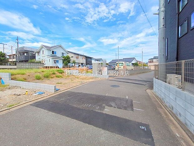 安心して暮らすことのできる住宅街。　住宅地の道路は一般に交通量が少なく車などの騒音が少ないため、住民にとって静かな生活環境が提供されます。 