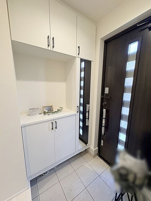 玄関は家の第一印象を左右する重要な場所。ほどよい広さとスタイリッシュな色遣いが印象的です。