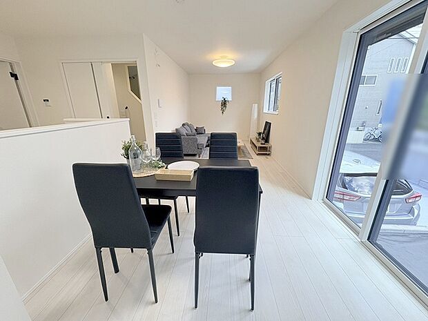 家族が食事するダイニングスペースをキッチンから見渡せる設計に。お料理をしながら家族とのコミュニケーションが増えそうな予感。