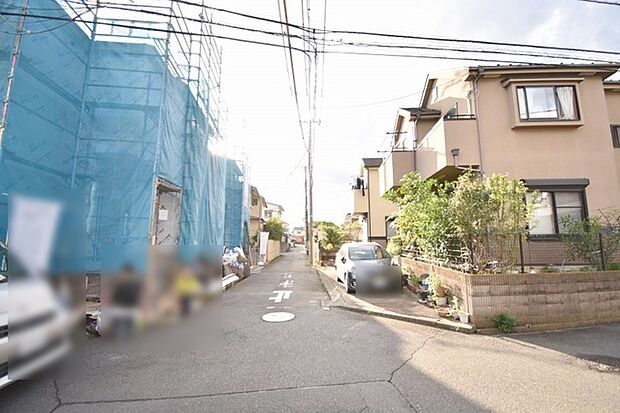 安心して暮らすことのできる住宅街。　住宅地の道路は一般に交通量が少なく車などの騒音が少ないため、住民にとって静かな生活環境が提供されます。 