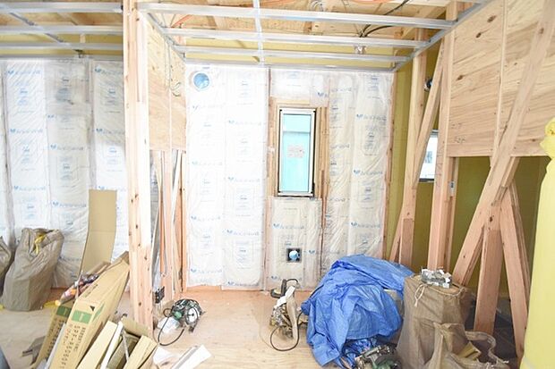 実際に室内をご見学頂くと生活のイメージが広がると思います。家具を置いたイメージや窓からの景色など。周辺で販売に出している物件も一緒にまとめてご見学頂き、比較する事もできます。