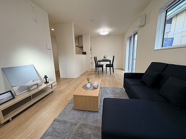 家族の集まるリビングは気持ちの良い自然光が差し込む団欒空間。室内のご見学予約も随時、受付中ですのでお気軽にお問合せください。