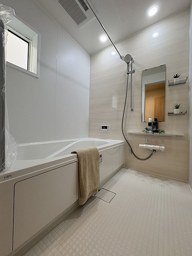 一日の疲れを癒してくれるゆったりとしたバスルームです。