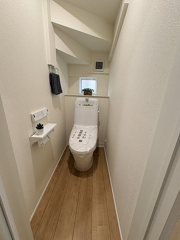 階段下を有効活用したトイレスペース。 便座はもちろんウォシュレット。