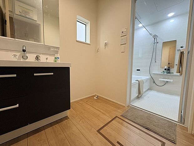 使いやすいタイプの洗面化粧台のあるランドリースペース 