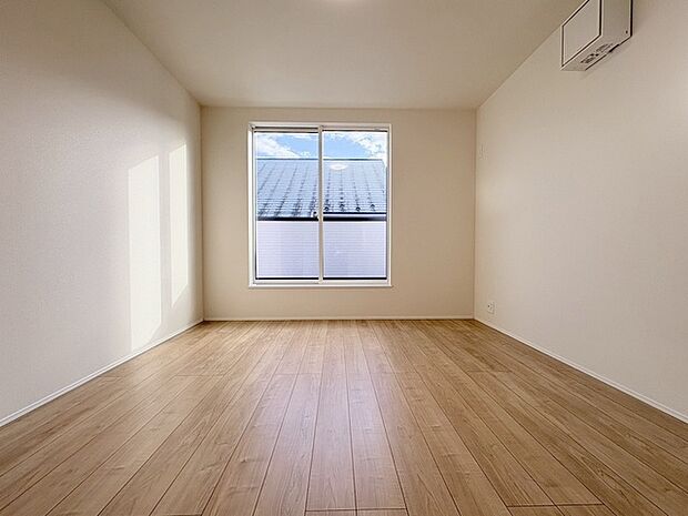 洋室はモダンなデザインと機能性を備え、快適な生活空間に。明るい窓から差し込む自然光が広々とした空間をさらに明るく開放的に感じさせます。  