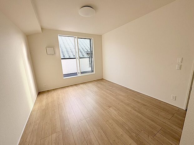 スタイリッシュなデザインと快適な居住性を兼ね備えた洋室。広々とした空間は、自分らしいインテリアを楽しむことができるほか、リラックスした時間を過ごすことができそうです。 