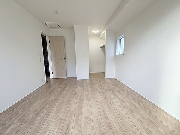 スマートなデザインと賢い収納が生活を快適にします。広々とした雰囲気を演出する工夫が施され、生活空間の魅力を引き出します。