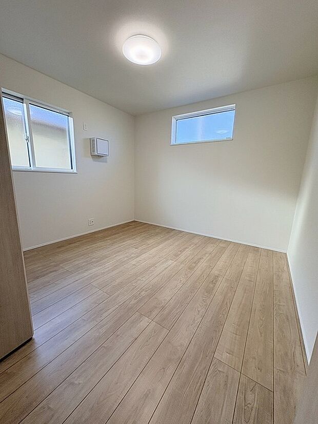 洋室はモダンなデザインと機能性を備え、快適な生活空間に。明るい窓から差し込む自然光が広々とした空間をさらに明るく開放的に感じさせます。  