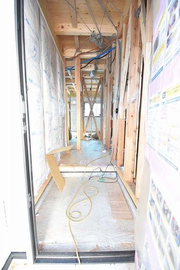 実際に室内をご見学頂くと生活のイメージが広がると思います。家具を置いたイメージや窓からの景色など。周辺で販売に出している物件も一緒にまとめてご見学頂き、比較する事もできます。