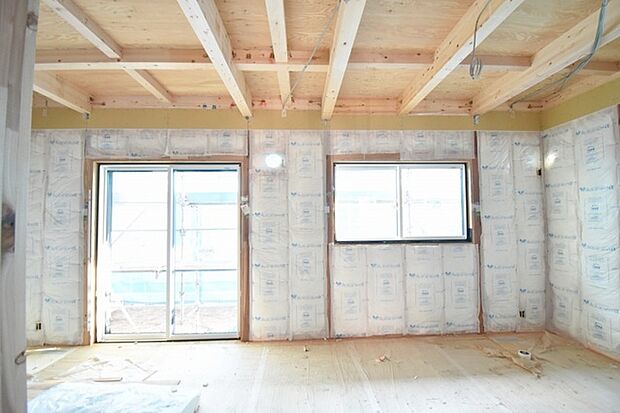 実際に室内をご見学頂くと生活のイメージが広がると思います。家具を置いたイメージや窓からの景色など。周辺で販売に出している物件も一緒にまとめてご見学頂き、比較する事もできます。