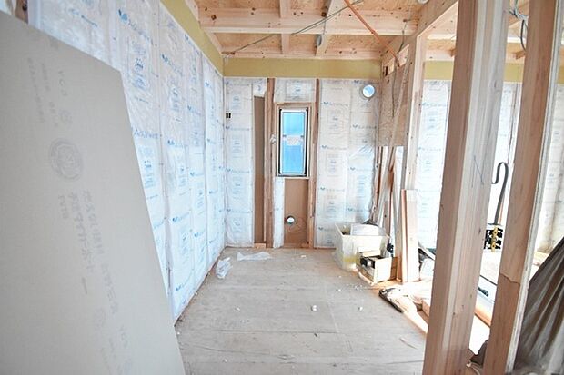 実際に室内をご見学頂くと生活のイメージが広がると思います。家具を置いたイメージや窓からの景色など。周辺で販売に出している物件も一緒にまとめてご見学頂き、比較する事もできます。