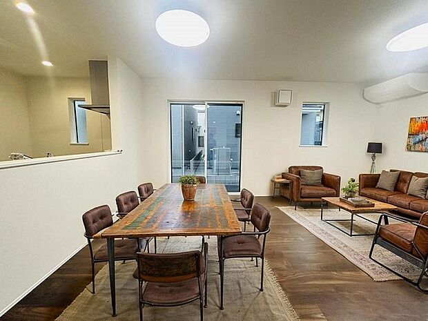 本画像はCGで作成しており、実際に現地に家具は置かれておりません。また、価格に家具は含まれておりません。 