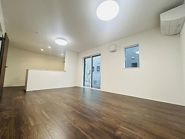 家族が食事するダイニングスペースをキッチンから見渡せる設計に。お料理をしながら家族とのコミュニケーションが増えそうな予感。 