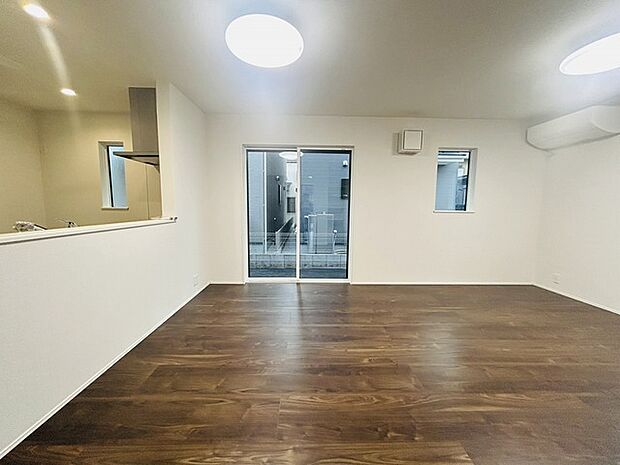 実際に室内をご見学頂くと生活のイメージが広がると思います。家具を置いたイメージや窓からの景色など。周辺で販売に出している物件も一緒にまとめてご見学頂き、比較する事もできます。