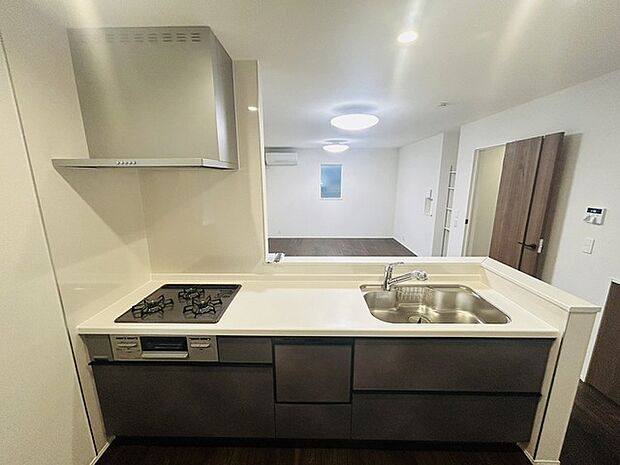 お料理をしながらリビングの家族やゲストとの会話が楽しめるカウンタータイプのキッチン。毎日のお料理を楽しく快適に。 