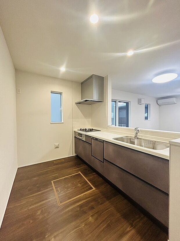 キッチンコンロスペースの近くには、空気の入れ替えが可能な開口部を設置！！ お料理をする際には、換気扇を回しながら匂いが籠らない様に開放してお料理もお楽しみ頂けます。 