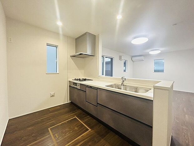 お料理をしながらリビングの家族やゲストとの会話が楽しめるカウンタータイプのキッチン。毎日のお料理を楽しく快適に。 