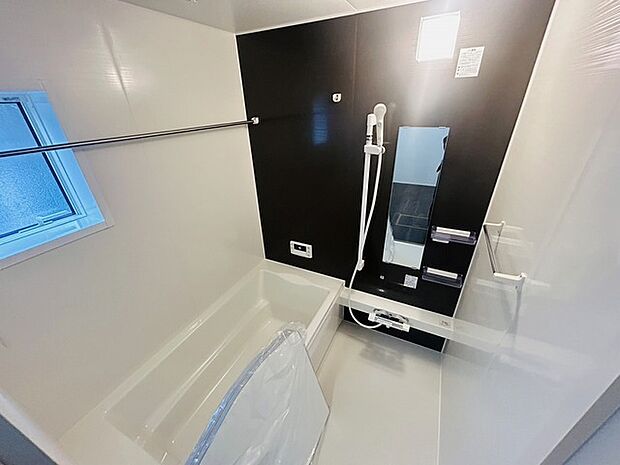 一日の疲れを癒してくれるゆったりとしたバスルームです。 