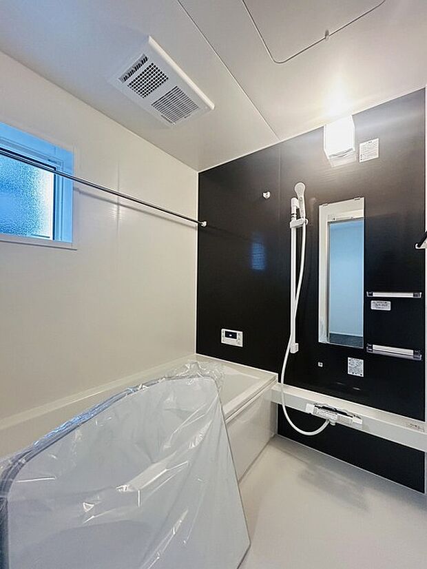 浴室乾燥機の他にも開口部のある浴室スペース。 お風呂上がりの湿気も、窓を開けておくことで改善可能。 お湯につかりながら、ちょっとした露天気分?