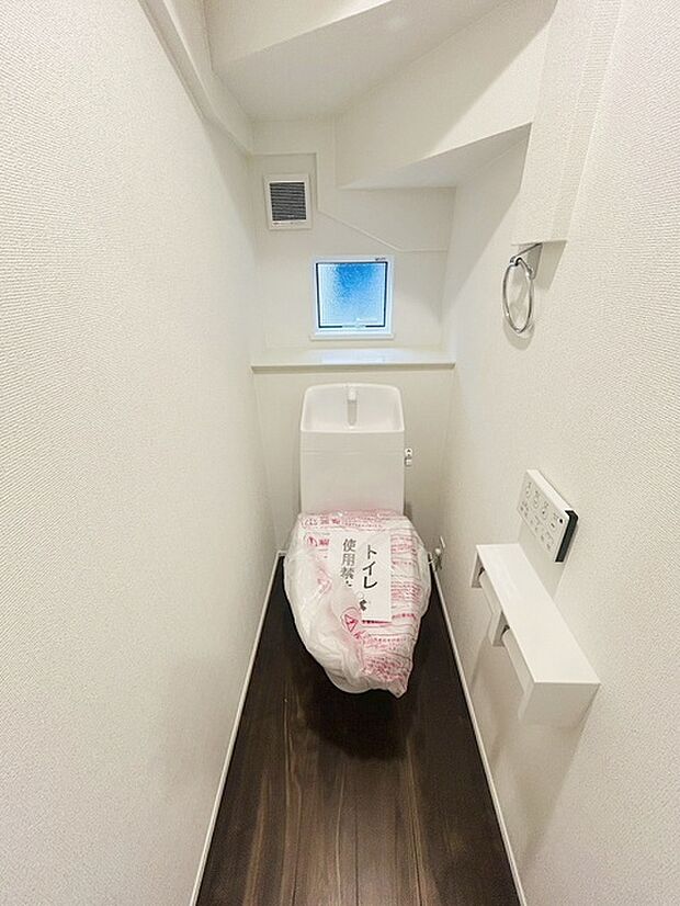 階段下を有効活用したトイレスペース。 便座はもちろんウォシュレット。