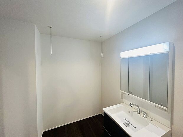 三面鏡に洗面台。 コンセントに照明機能、多機能性を備えた設備です。  