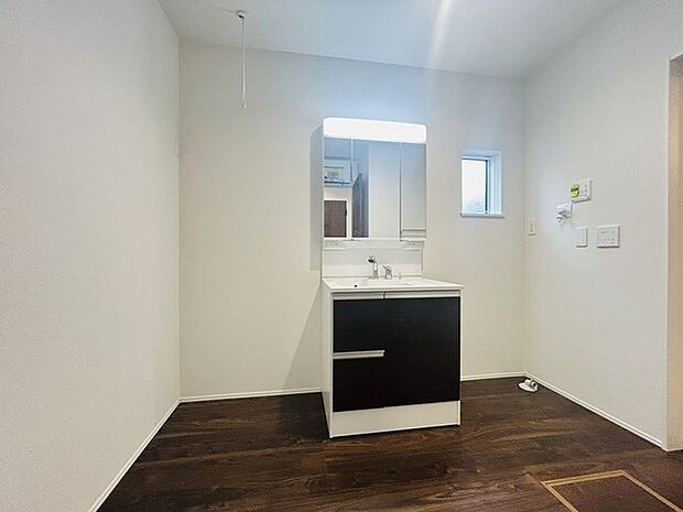 使いやすいタイプの洗面化粧台のあるランドリースペース 