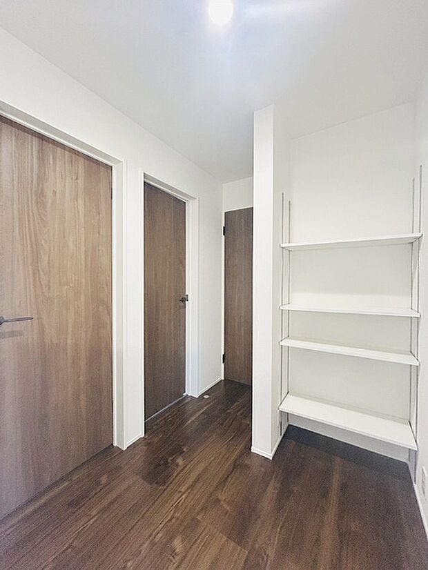 各所に効率的に配置された収納スペースがあり、日常のモノをすっきりと収納できます。