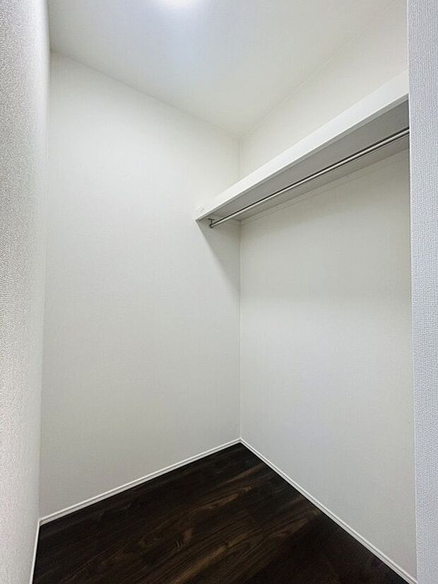 沢山のお洋服などを収納できそうなウォークインクローゼット。 