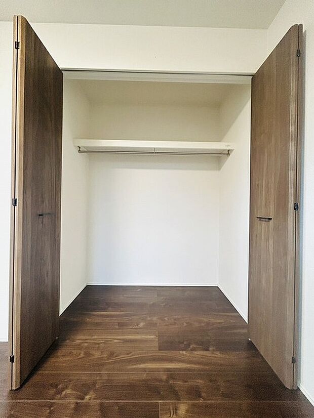 スタイリッシュなデザインと快適な居住性を兼ね備えた洋室。広々とした空間は、自分らしいインテリアを楽しむことができるほか、リラックスした時間を過ごすことができそうです。