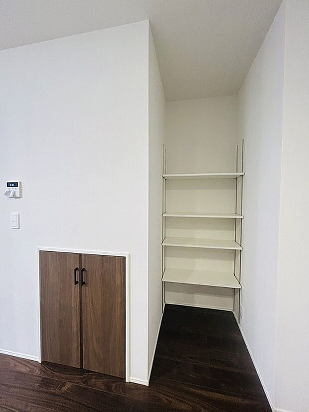 各所に効率的に配置された収納スペースがあり、日常のモノをすっきりと収納できます。 