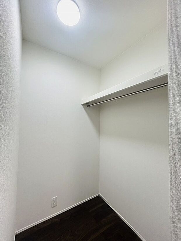 沢山の洋服も収納できそうなウォークインクローゼット。荷物の多い方には嬉しい設計。 