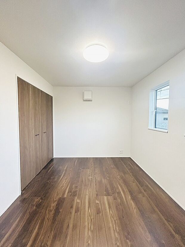 スタイリッシュなデザインと快適な居住性を兼ね備えた洋室。広々とした空間は、自分らしいインテリアを楽しむことができるほか、リラックスした時間を過ごすことができそうです。