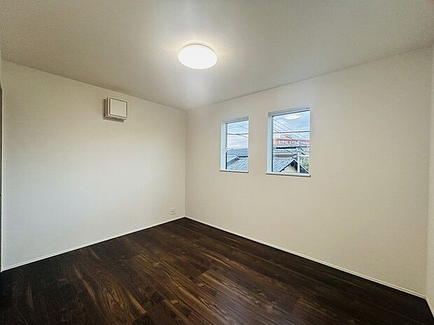 実際に室内をご見学頂くと生活のイメージが広がると思います。家具を置いたイメージや窓からの景色など。周辺で販売に出している物件も一緒にまとめてご見学頂き、比較する事もできます。