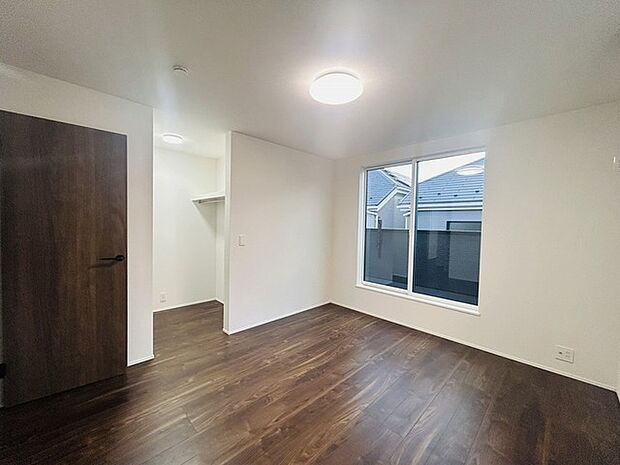 スマートなデザインと賢い収納が生活を快適にします。広々とした雰囲気を演出する工夫が施され、生活空間の魅力を引き出します。  