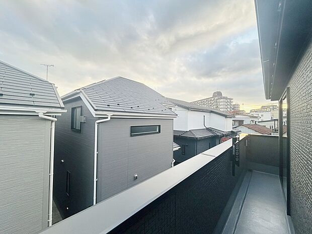 窓からの眺望です。実際に現地で眺望もご確認ください。 