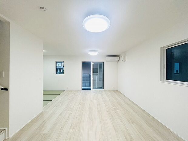 ゆとりのあるサイズのリビングダイニング。 お食事スペースと、お寛ぎ空間を分けてご利用可能。 少し大きめのソファーを置いて、 一家団欒なお時間をご共有ください。 