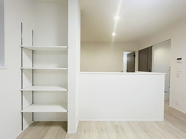 カウンターキッチンならではの開放的な見通し、全体が見渡せることでご家族の団欒スペースもより明るく笑顔が溢れる空間となります。 