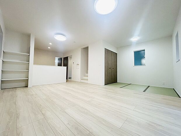 家族が食事するダイニングスペースをキッチンから見渡せる設計に。お料理をしながら家族とのコミュニケーションが増えそうな予感。 