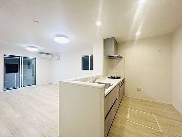 お料理をしながらリビングの家族やゲストとの会話が楽しめるカウンタータイプのキッチン。毎日のお料理を楽しく快適に。 