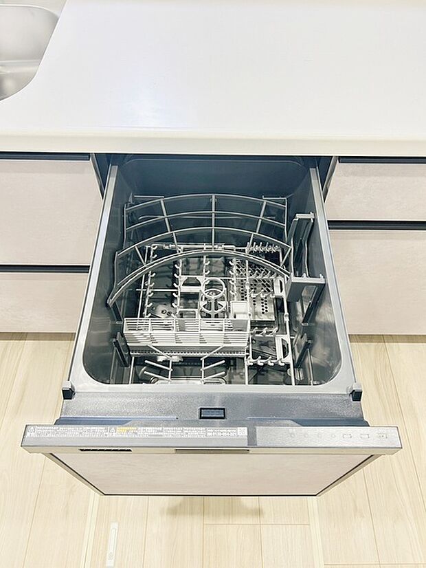 毎日の家事をサポートしてくれる食洗器も標準に装備。ちょっと嬉しい設備です 