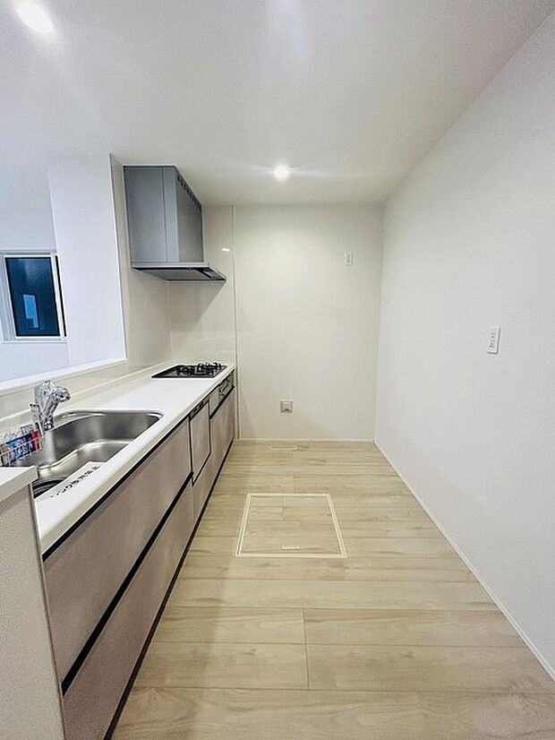 キッチンコンロスペースの近くには、空気の入れ替えが可能な開口部を設置！！ お料理をする際には、換気扇を回しながら匂いが籠らない様に開放してお料理もお楽しみ頂けます。 