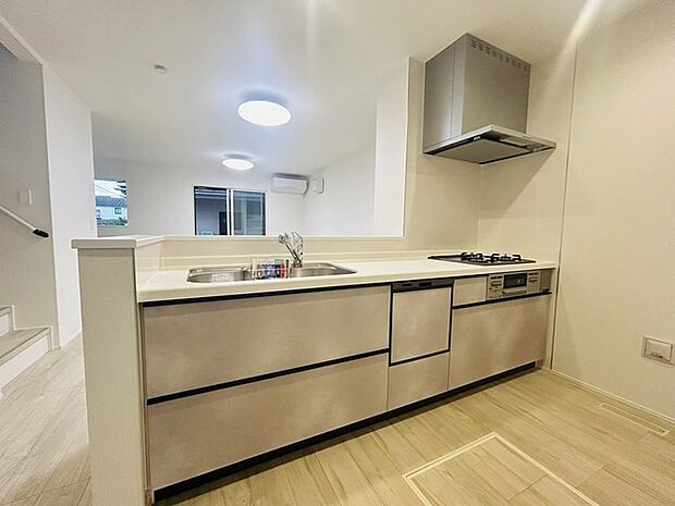 お料理をしながらリビングの家族やゲストとの会話が楽しめるカウンタータイプのキッチン。毎日のお料理を楽しく快適に。 