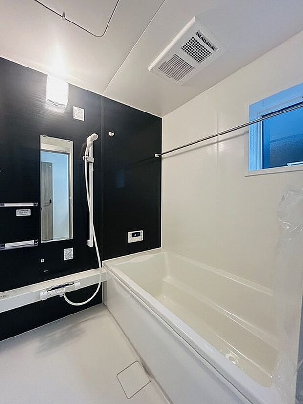 一日の疲れを癒してくれるゆったりとしたバスルームです。 