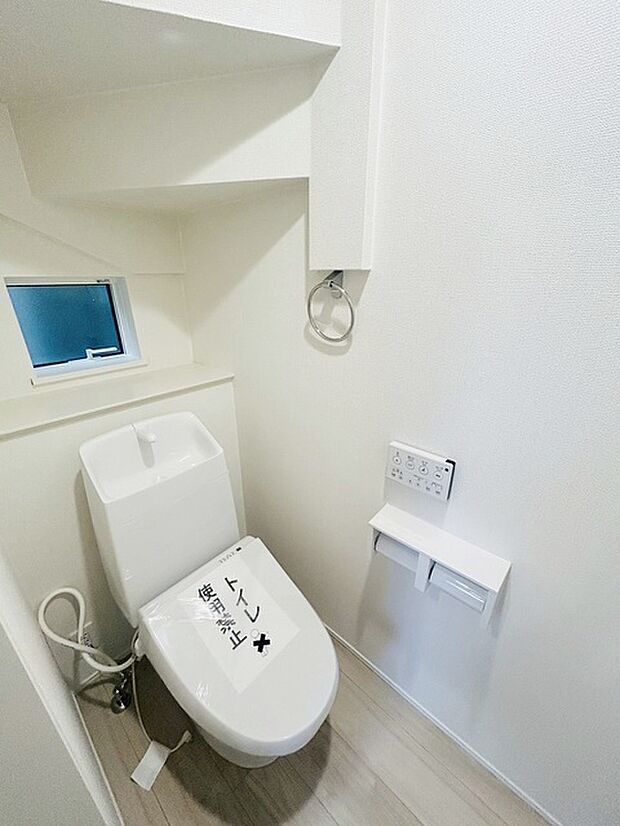 階段下を有効活用したトイレスペース。 便座はもちろんウォシュレット。  