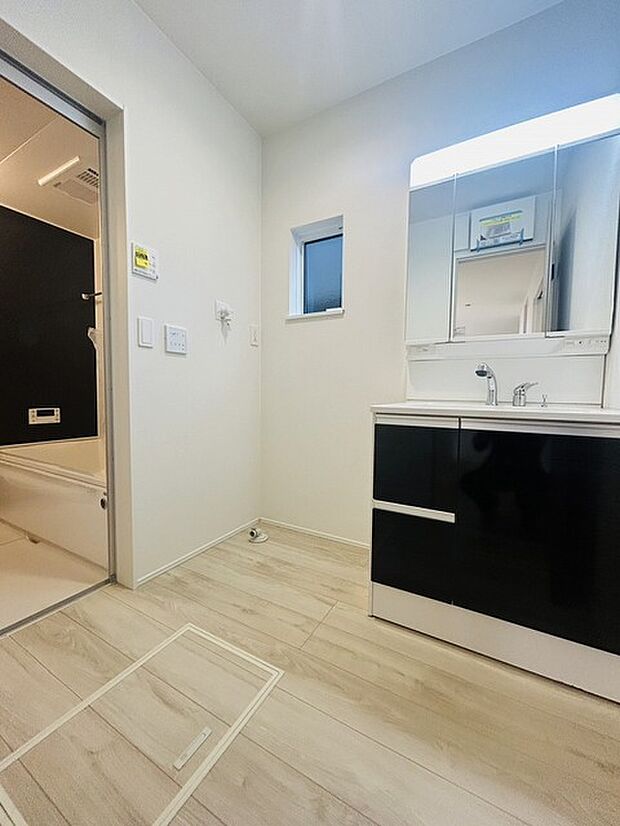 使いやすいタイプの洗面化粧台のあるランドリースペース 