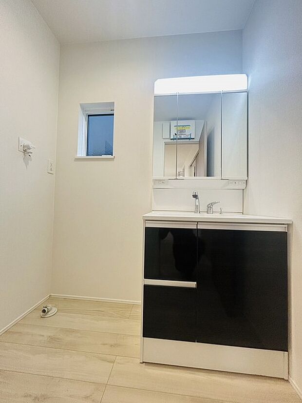 三面鏡に洗面台。 コンセントに照明機能、多機能性を備えた設備です。  