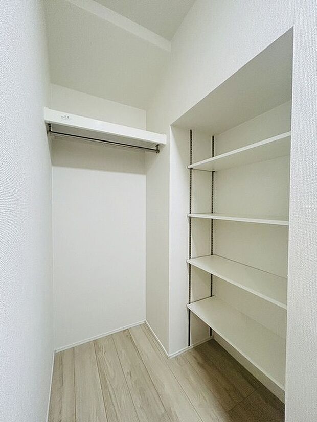 収納スペースがたっぷりと確保されたこの物件では、生活をより快適に送ることができます。